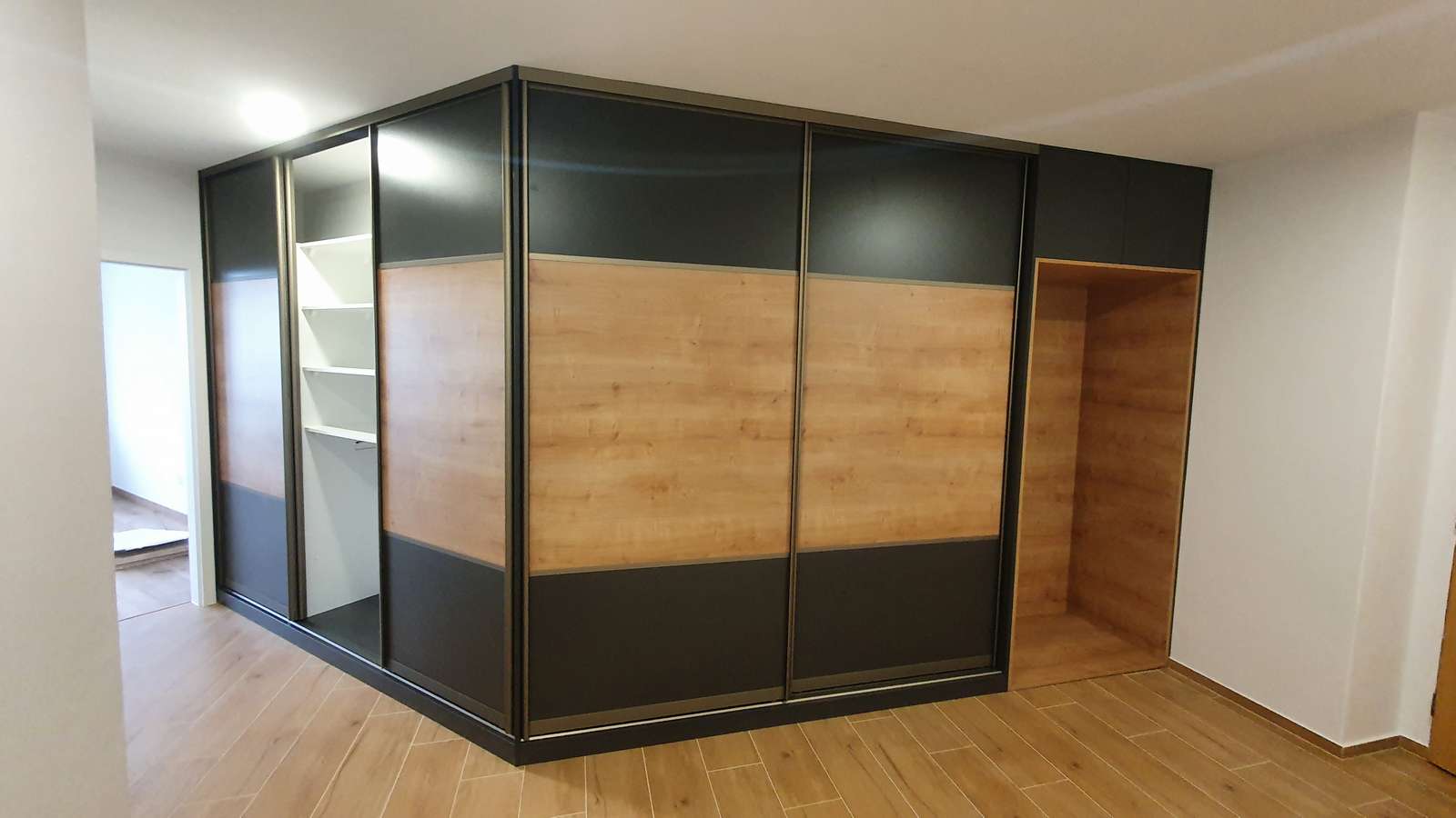 <p><span style="color:#c9b278">Skrine</span><span style="color:#ffffff"> pre každ&eacute;ho</span></p>